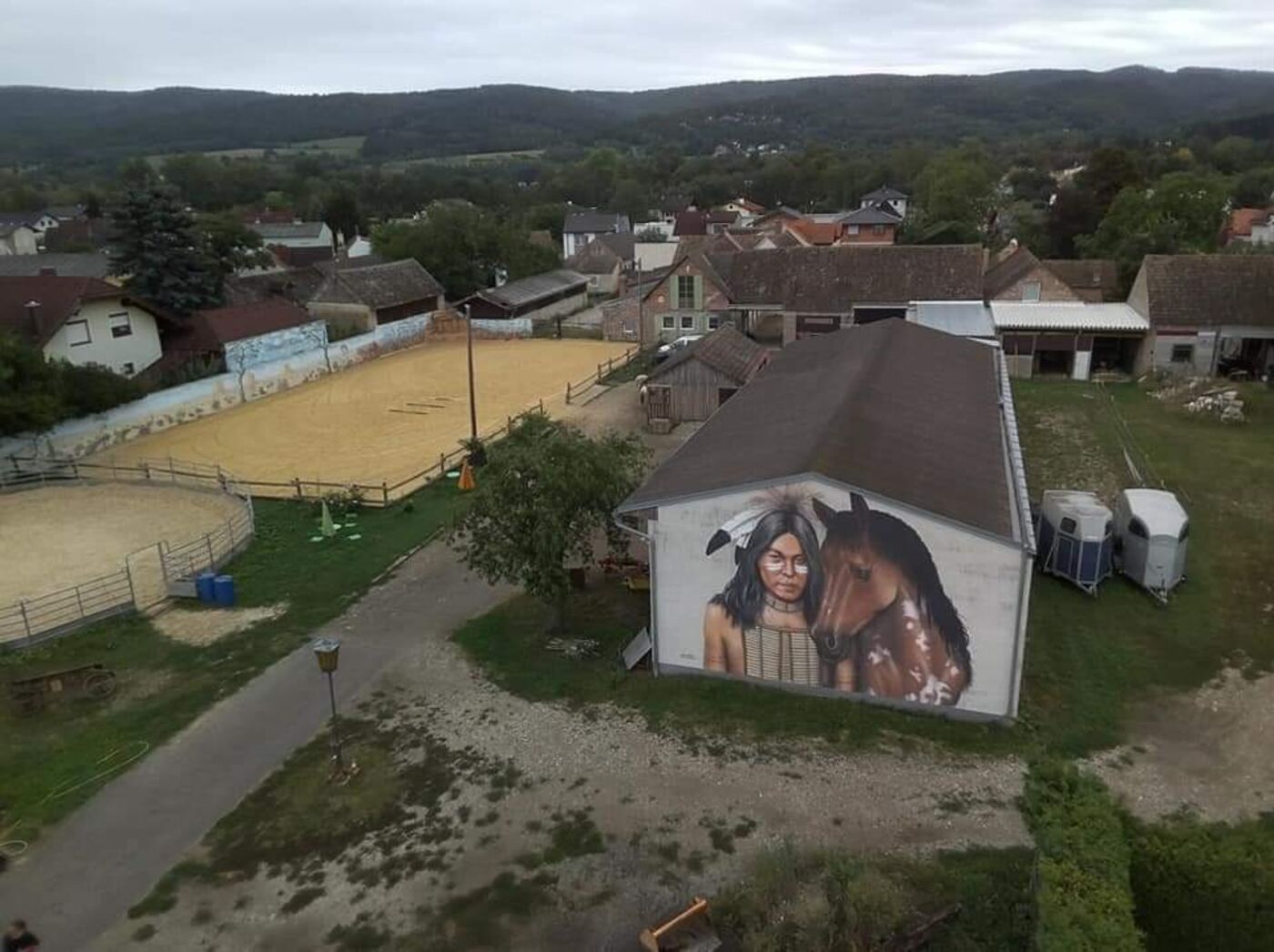 Luftaufnahme der Reitanlage mit Roundpen